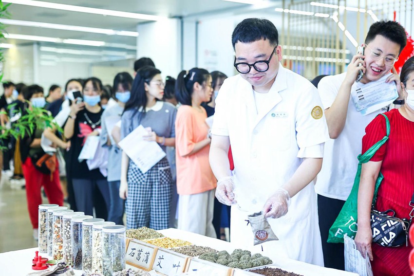 中醫藥老師為市民制作中醫藥香囊。（王振東 攝）