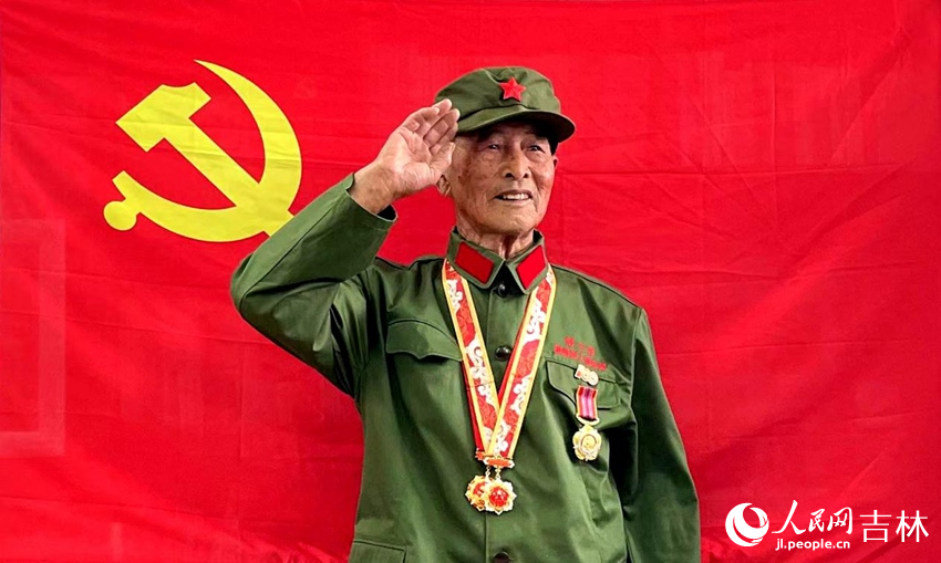 老兵王維新在黨旗下敬禮。人民網記者 李思玥攝