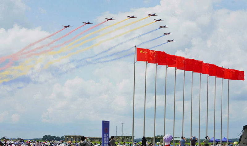 八一飛行表演隊表演。人民網記者李洋 攝