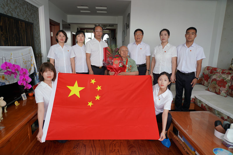 白山方大集團黨委慰問抗戰老兵魏純