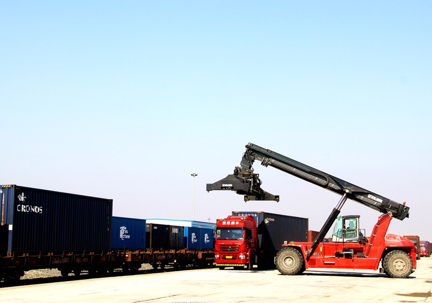 中歐班列“長滿歐”貨運集裝箱裝車。（長春國際陸港公司供圖）