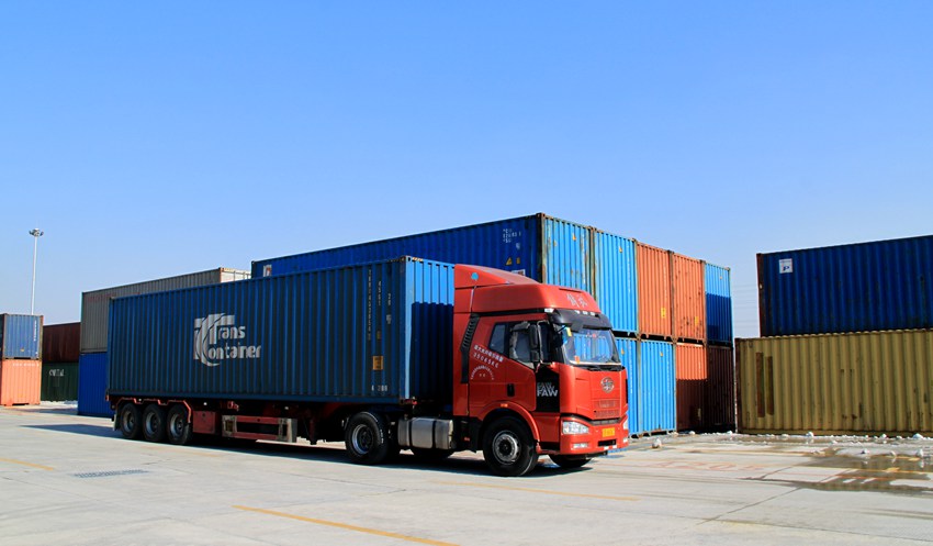 長春興隆鐵路口岸等待調配的集裝箱擺放整齊。（長春國際陸港公司供圖）