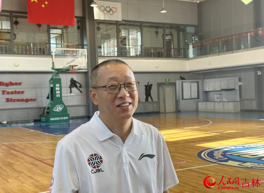 第一〇八學校女子籃球隊教練周立國。實習生 尹嘉怡攝