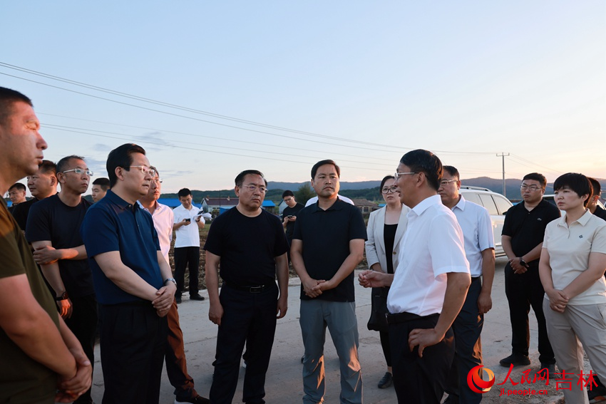 吉林農業科技學院院長李啟云向吉林市委領導介紹秋菜補種措施 。人民網記者 王海躍攝