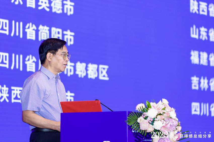 中國創新戰略和政策研究中心副主任、國務院研究室原司長劉應杰宣讀典型案例名單（郭肅檸 攝）