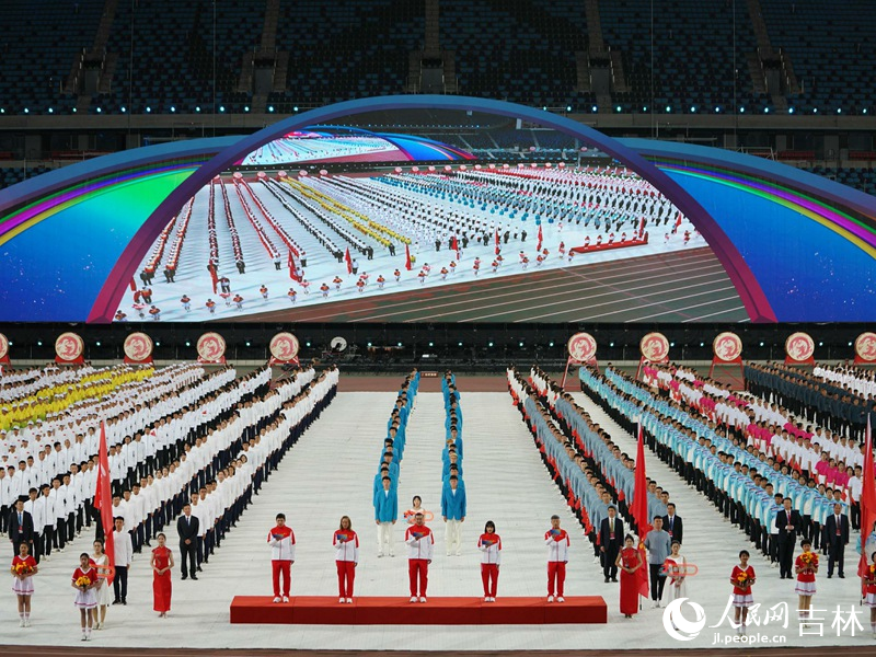 開幕式優秀運動員代表發出全民健身倡議。人民網記者 李洋攝