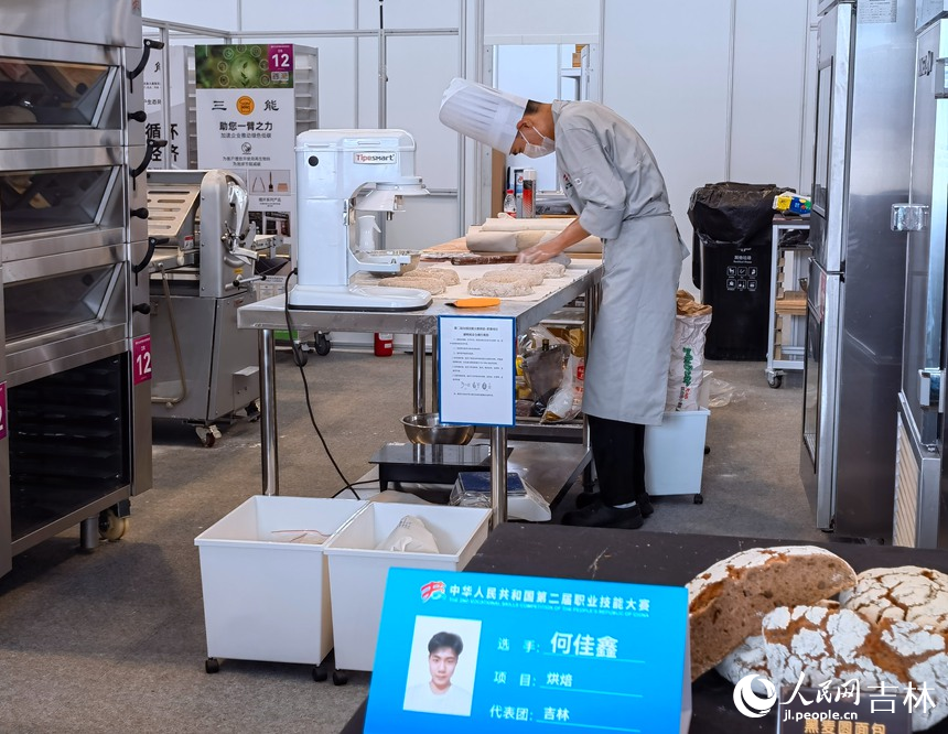 烘焙賽項選手何佳鑫正在制作美食。人民網記者 馬俊華攝