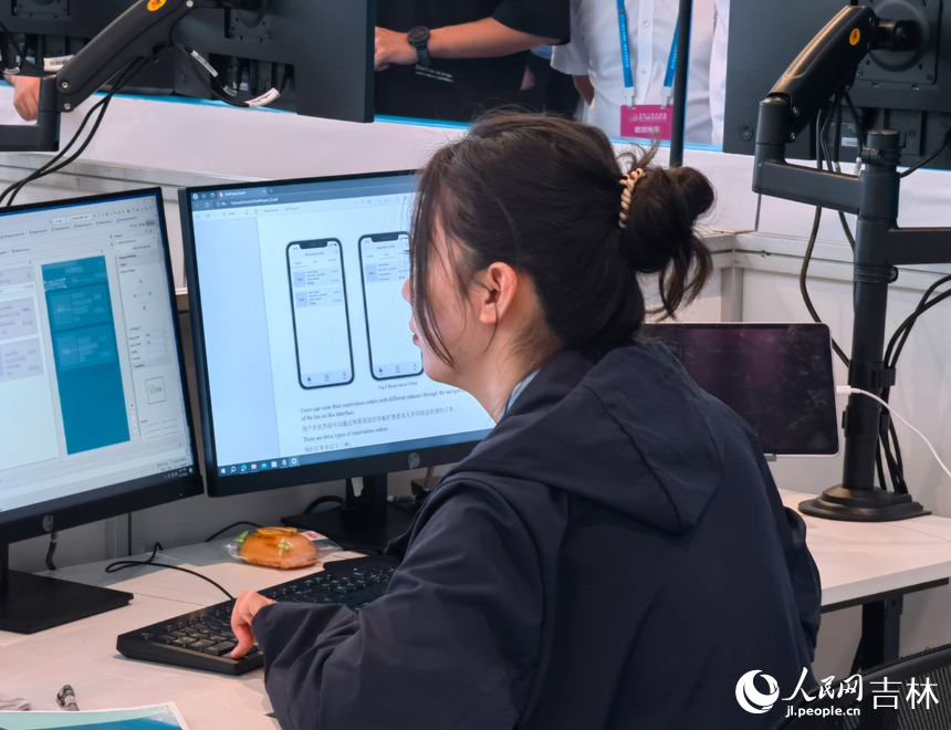 商務軟件解決方案賽項選手朱冠儒認真比賽。人民網記者 馬俊華攝