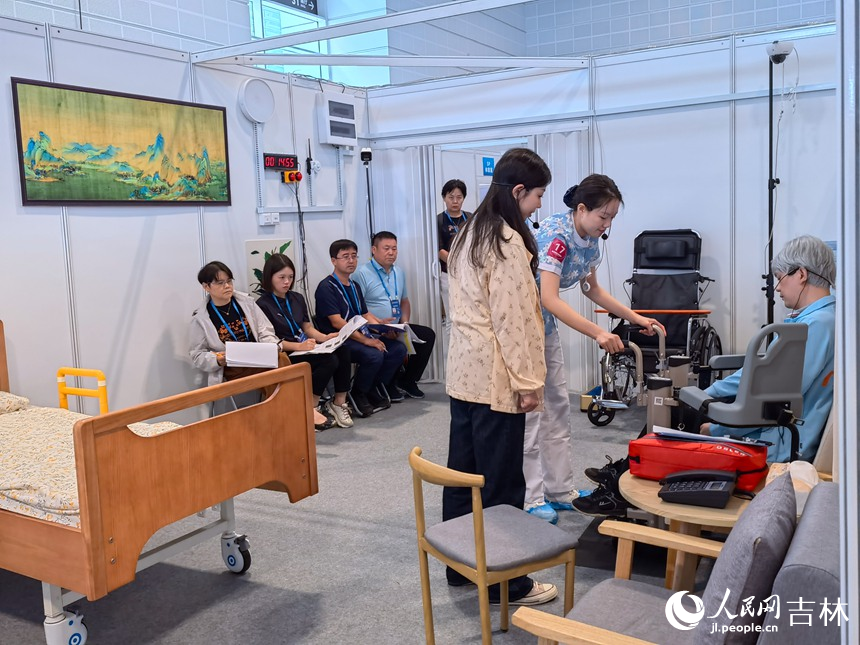 健康和社會照護賽項選手周思思用雙語比賽。人民網記者 馬俊華攝