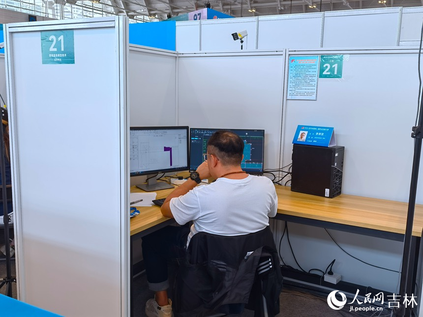 建筑信息模型技術賽項選手李厚萱。人民網記者 馬俊華攝