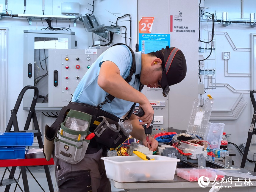 電氣裝置賽項選手丁加軒認真比賽。人民網記者 馬俊華攝