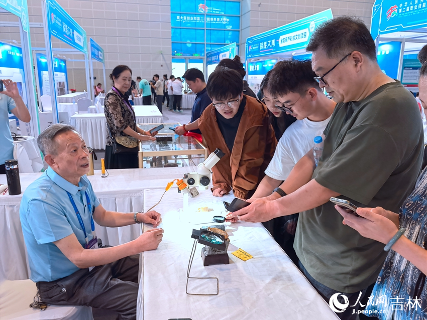 “任氏微刻”項目吸引觀眾圍觀。人民網記者 馬俊華攝