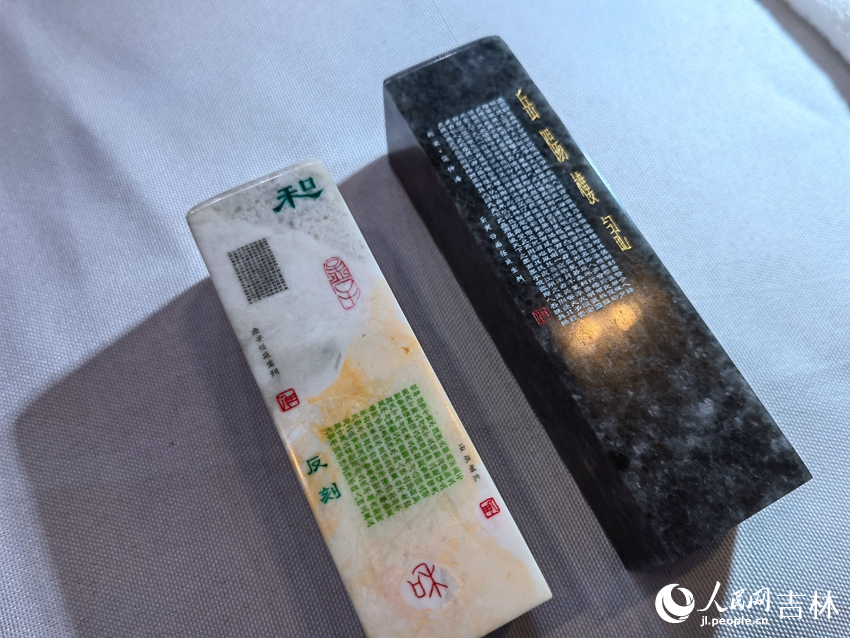 微刻作品。人民網記者 馬俊華攝