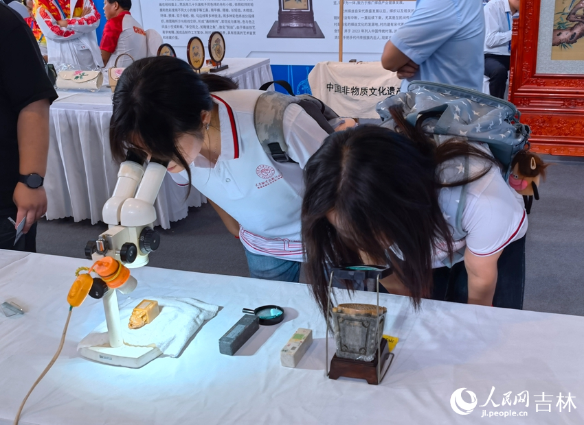 觀眾仔細觀看微刻作品。人民網記者 馬俊華攝