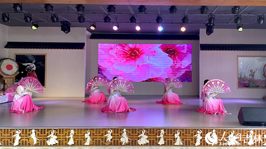 游客可以在這里品朝鮮族美食，游朝鮮族古村落，賞朝鮮族民俗表演，住朝鮮族民宿，了解朝鮮族的風俗習慣和文化傳統。人民網記者 李思玥攝