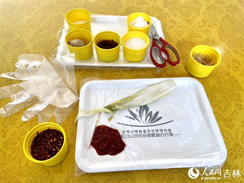 百花谷朝鮮族古村落為游客提供體驗親手制作辣白菜、打糕等項目。人民網記者 李思玥攝