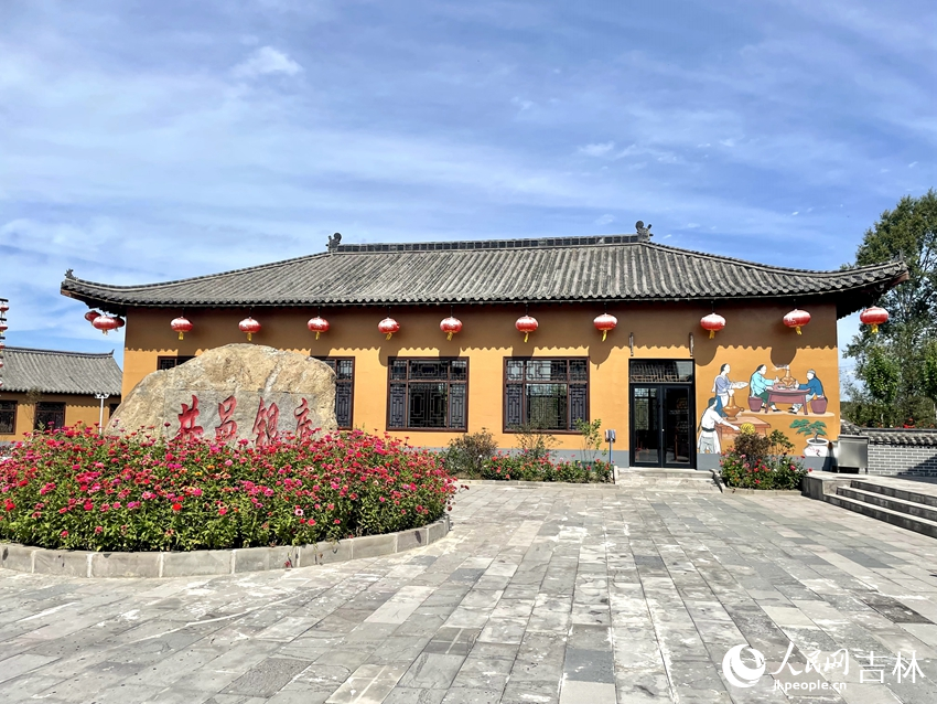 長白山井邑滿族銀庫位于吉林省安圖縣松江鎮井邑屯，與百花谷朝鮮族古村落直線距離僅1000多米。人民網記者 李思玥攝