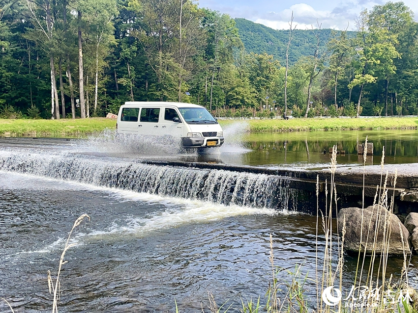 在長白山紅石峰景區，驅車行駛過水漫橋，“車在水中行，人在畫中游”。人民網記者 李思玥攝