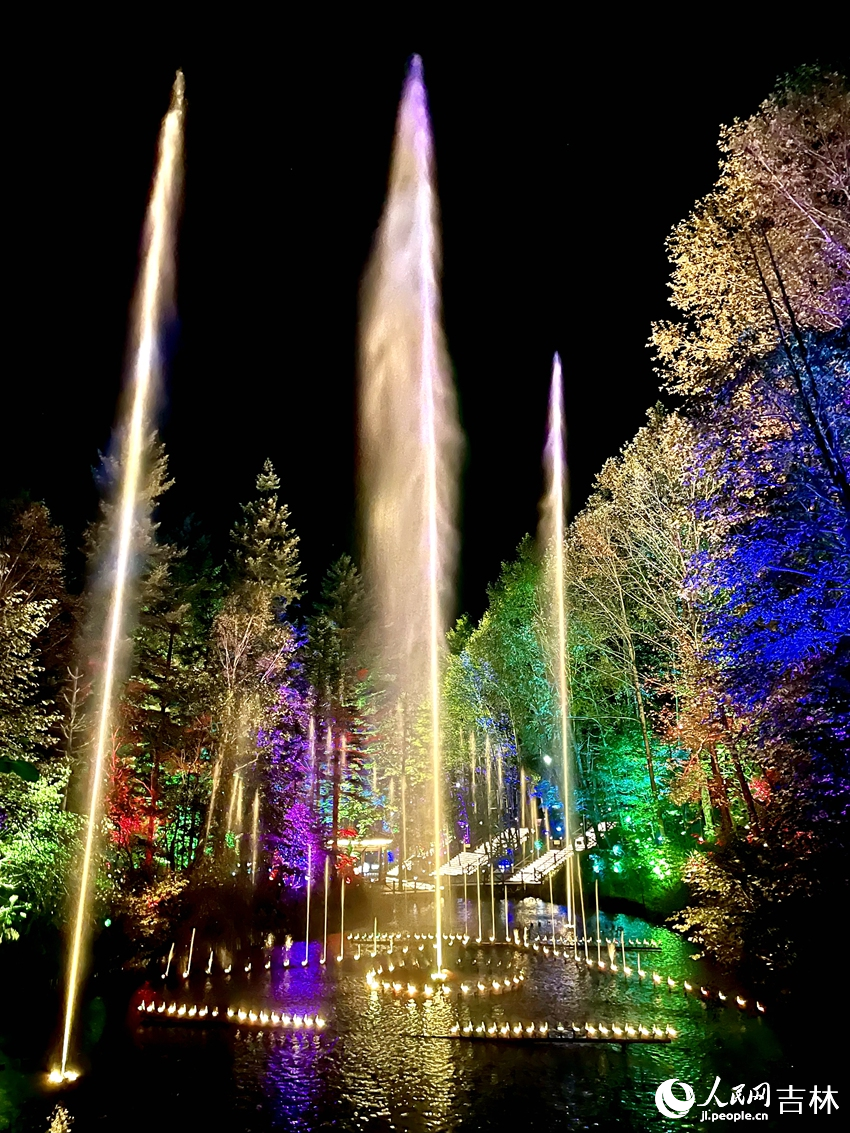 大戲臺河景區位于安圖縣二道白河鎮，是滿語“細塔赫”的轉音，因其源頭是九個地下水涌出的自流泉，有“九星泉”之稱。人民網記者 李思玥攝