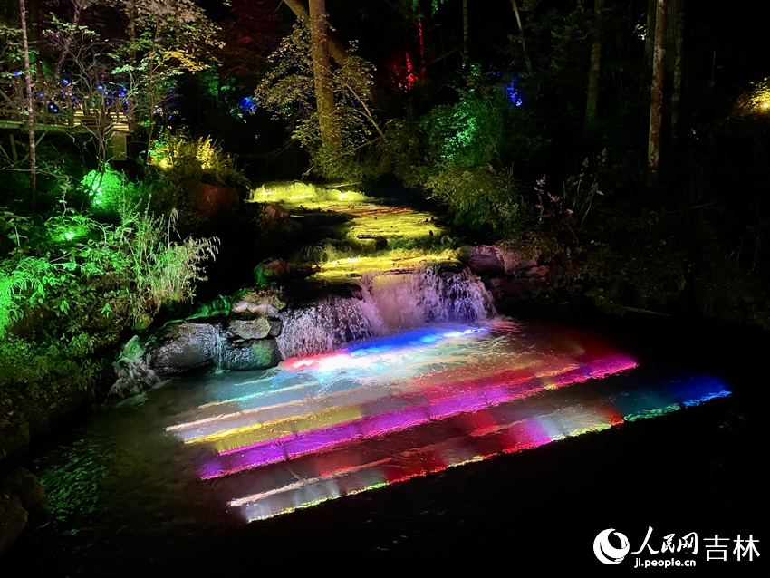 景區內有神女瀑布群、月亮灣高山濕地、盆景樹群、楊家八兄弟樹、百年松樺戀、松樹的母親、護參神樹、山神祭臺、抗聯石、品蜜亭、林海冠、抗聯密營等生態景觀和各種珍貴樹木。人民網記者 李思玥攝