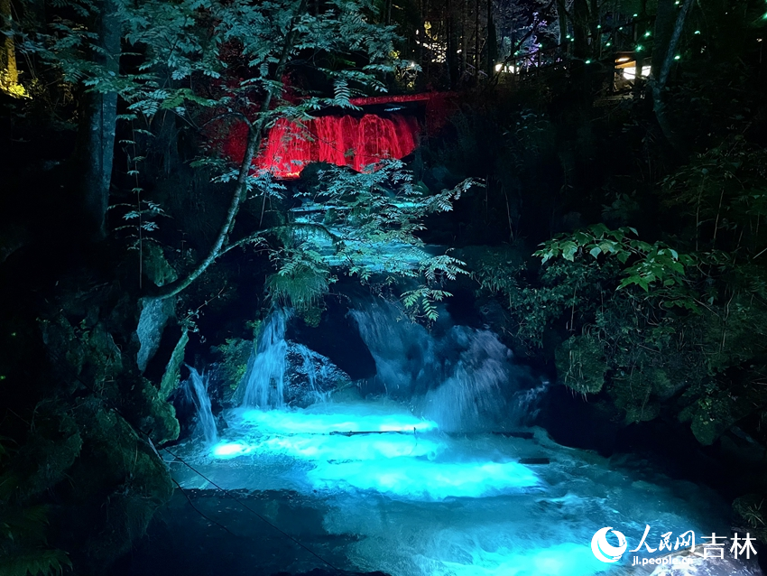 大戲臺河景區實施了森林之夜美化工程，并打造了以春、夏、秋、冬為主題的森林夢幻燈光秀。人民網記者 李思玥攝