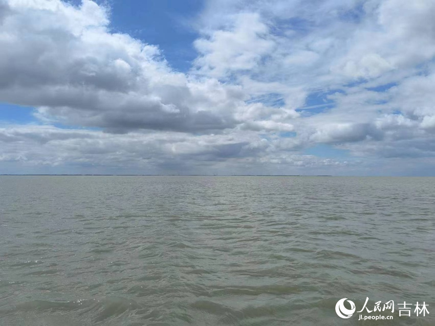 一望無際的查干湖。人民網記者 馬俊華攝