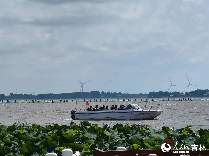 游客游覽查干湖。人民網記者 馬俊華攝