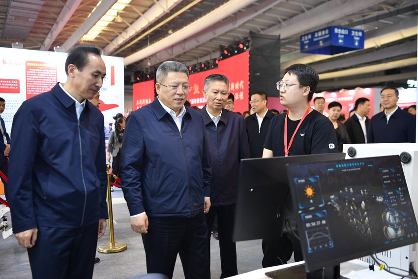 省委常委、省政法委書記、省委退役軍人事務工作領導小組副組長李明偉等領導到展位前詳細了解退役軍人就業創業相關情況。