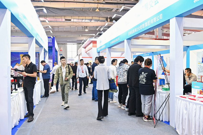 社會各界群眾到首屆退役軍人創業創新成果展交會現場咨詢有關產品情況。