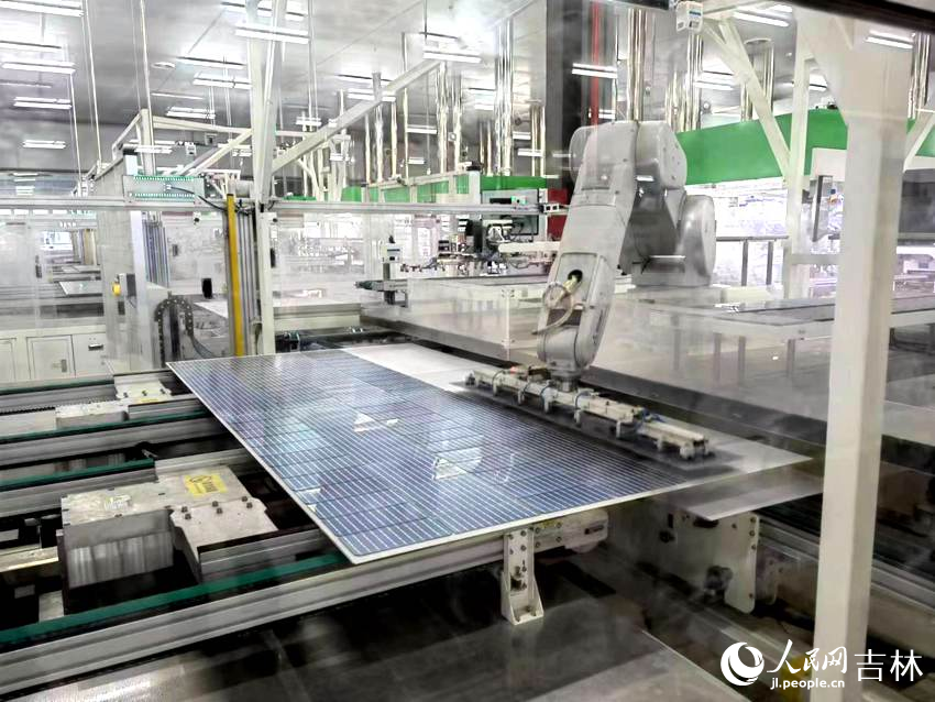 松原市新能光伏科技有限公司太陽能板生產線。人民網記者 馬俊華攝