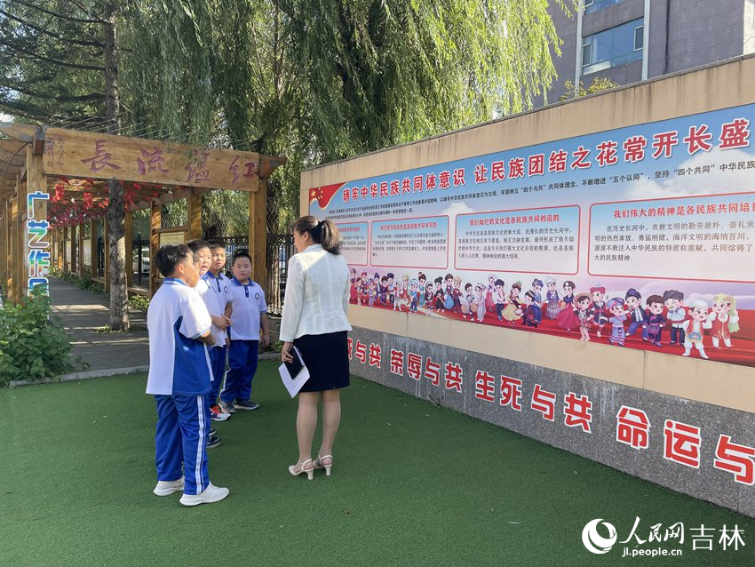 安圖縣王德泰紅軍小學民族團結精神文化墻。人民網記者 李思玥攝