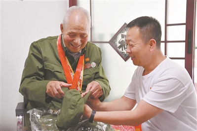 抗美援朝老兵李玉奎講述戰斗故事。李強攝