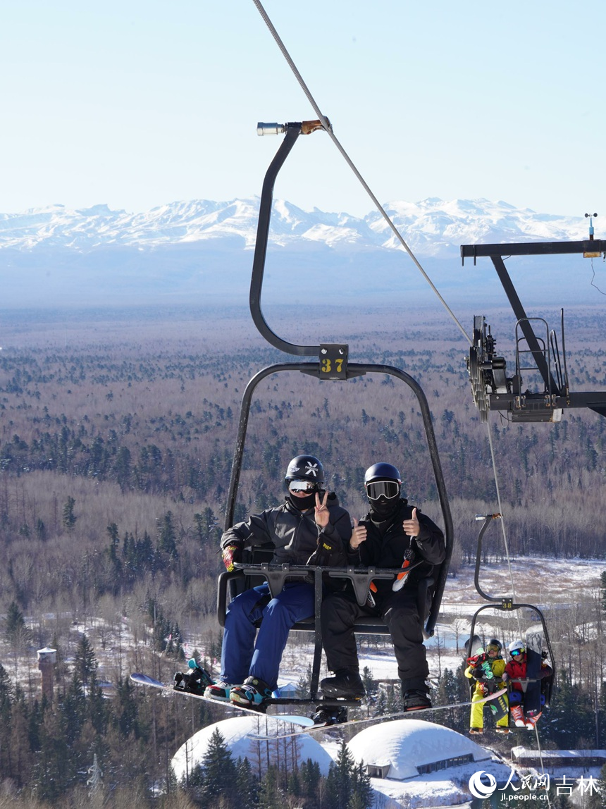 在長白山和平滑雪場可以遠眺長白山全貌，俯視茫茫林海。人民網記者 李洋攝