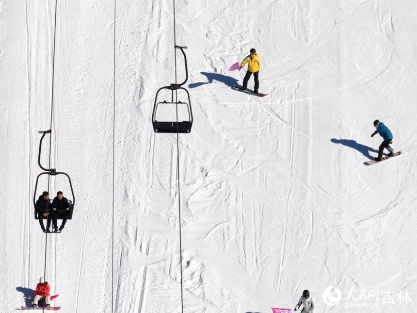 滑雪愛好者在和平滑雪場暢滑粉雪。人民網記者 李成偉攝