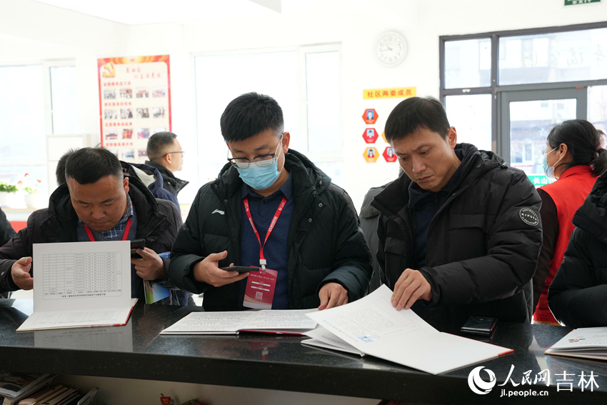 11月30日，參會嘉賓在長山花園社區觀摩。人民網記者 李洋攝