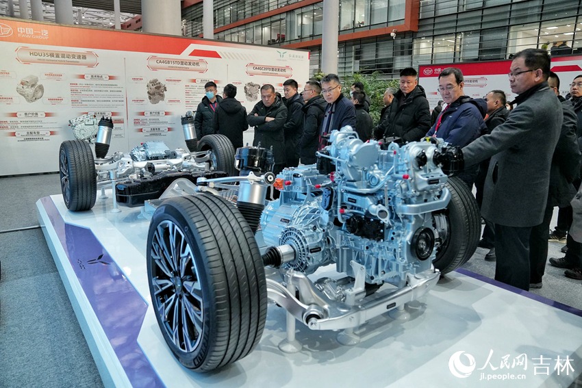11月30日，參會嘉賓在一汽集團NBD總部觀摩。人民網記者 李洋攝