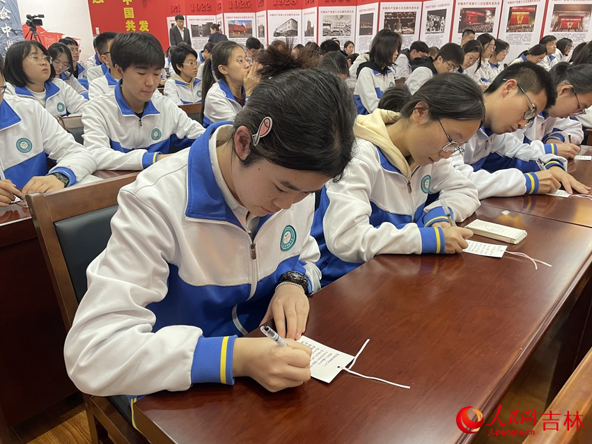 同學們手寫追思卡。人民網記者 李思玥攝