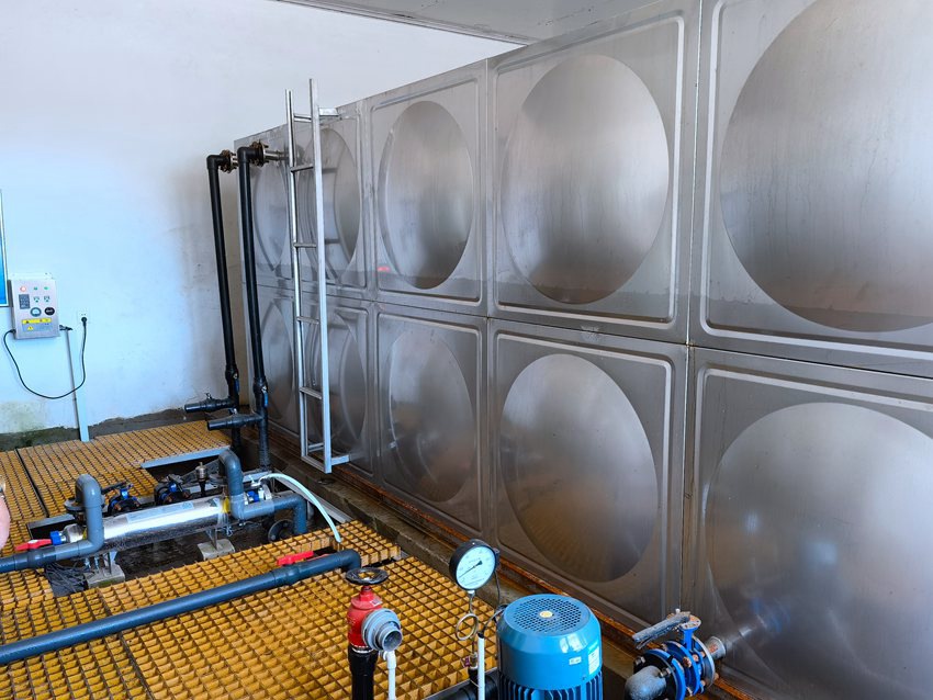 供水站存水設備。人民網記者 馬俊華攝