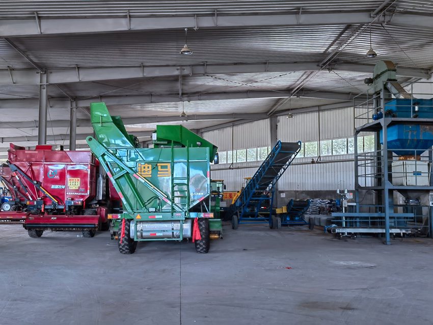 德惠市惠澤農業生產專業合作社大型農用機械。人民網記者 馬俊華攝