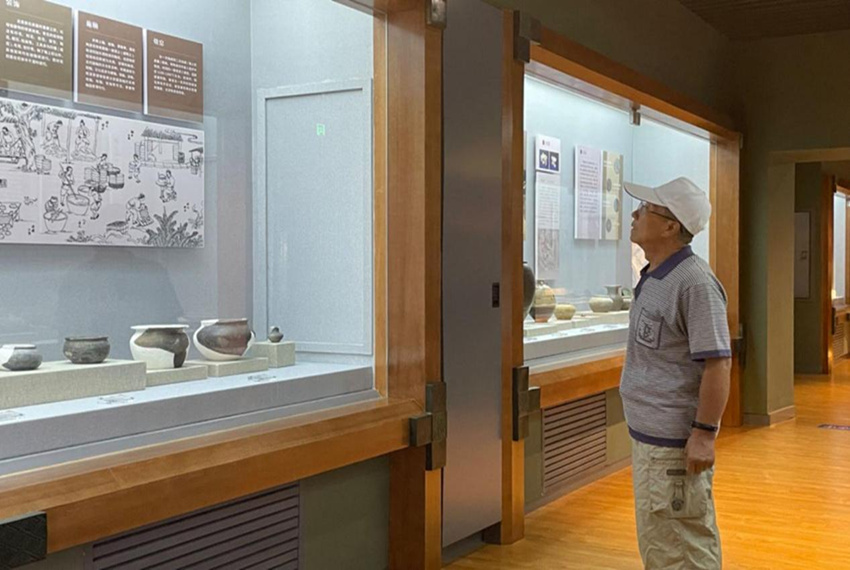 德惠市民正在參觀、觀摩文物，了解德惠歷史。人民網記者 李思玥攝