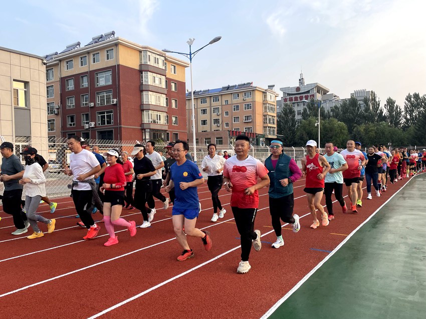 “跑步大軍”正迎著晨曦奔跑。人民網記者 李思玥攝（資料圖片）
