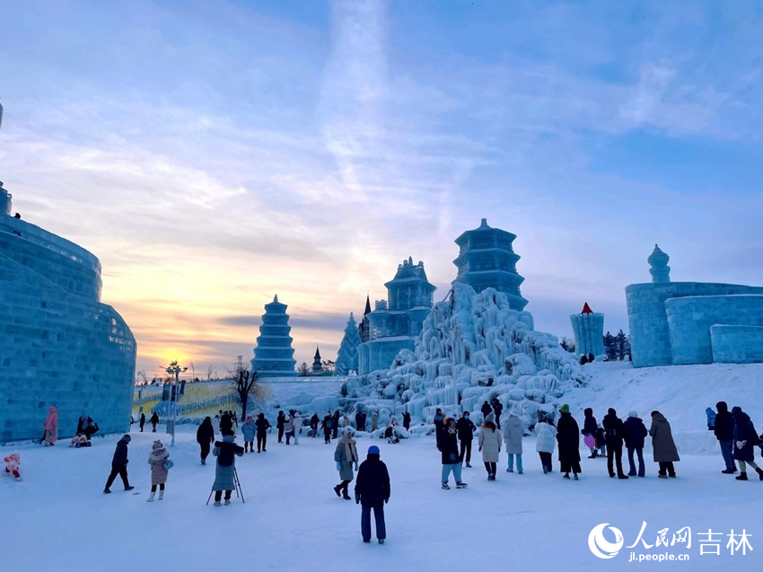 長春冰雪新天地游人如織。人民網記者 李思玥攝