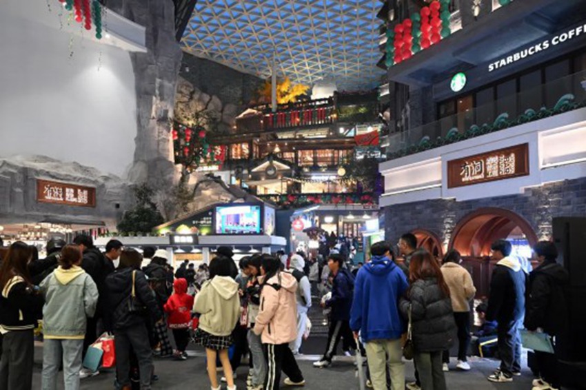“這有山”商場人流如織。（資料圖片）