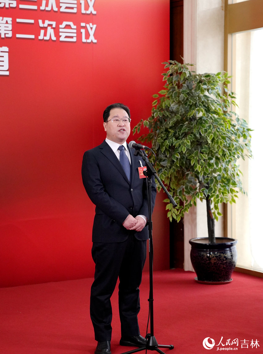 吉林省政協委員、吉林大學研究生院院長、民盟吉林省委會副主委孫俊奇。人民網記者 李洋攝