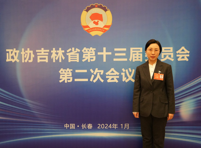 吉林省政協委員、民進吉林省委會副主委、吉林省教育學院培訓管理辦公室主任張巖。人民網記者 李洋攝