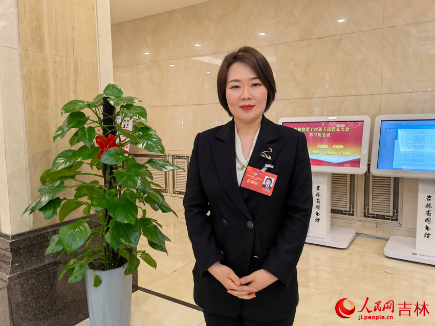 吉林省政協委員、白山市中級人民法院副院長、九三學社白山市委員會副主委穆銀偉。人民網記者 李洋攝