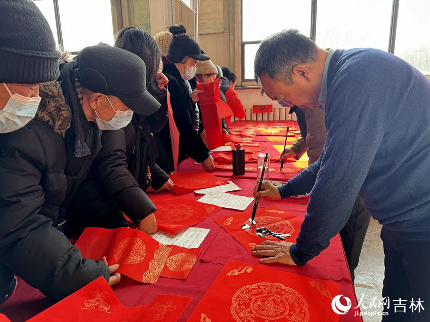 書法家揮毫潑墨，現場免費書贈春聯、福字。人民網記者 李思玥攝
