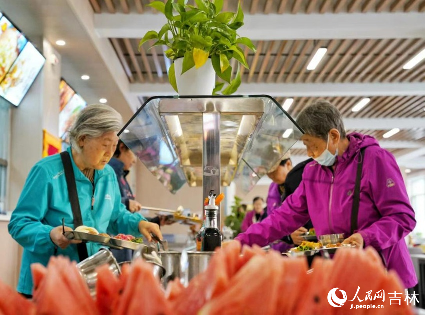 長春市飛躍街道三佳社區敬老餐廳內，市民正在選取午餐。 人民網記者 李洋攝