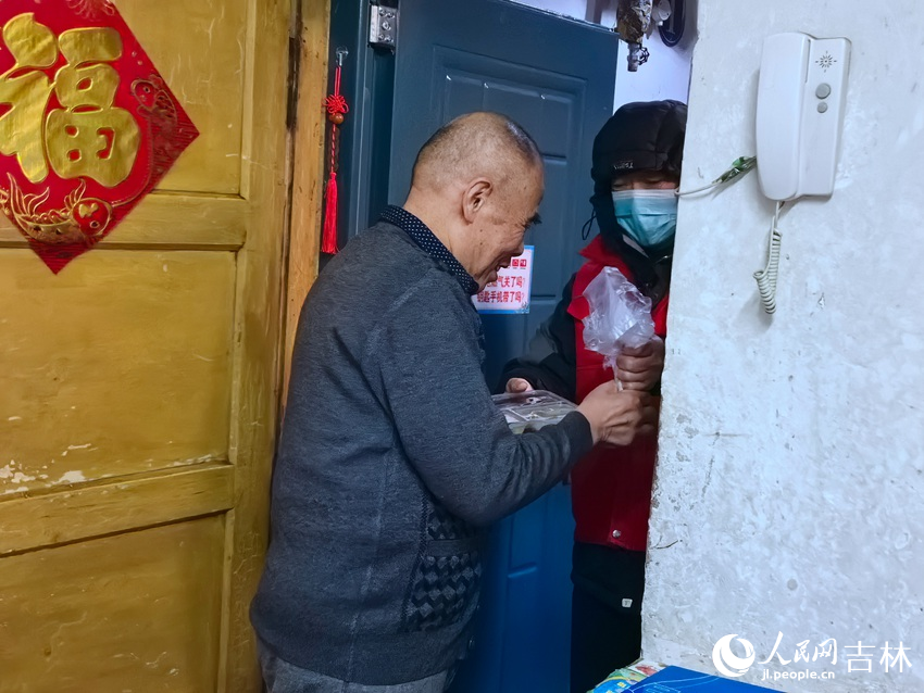 樂齡食堂工作人員王貴志給出行不便的老人送早餐。人民網記者 王海躍攝