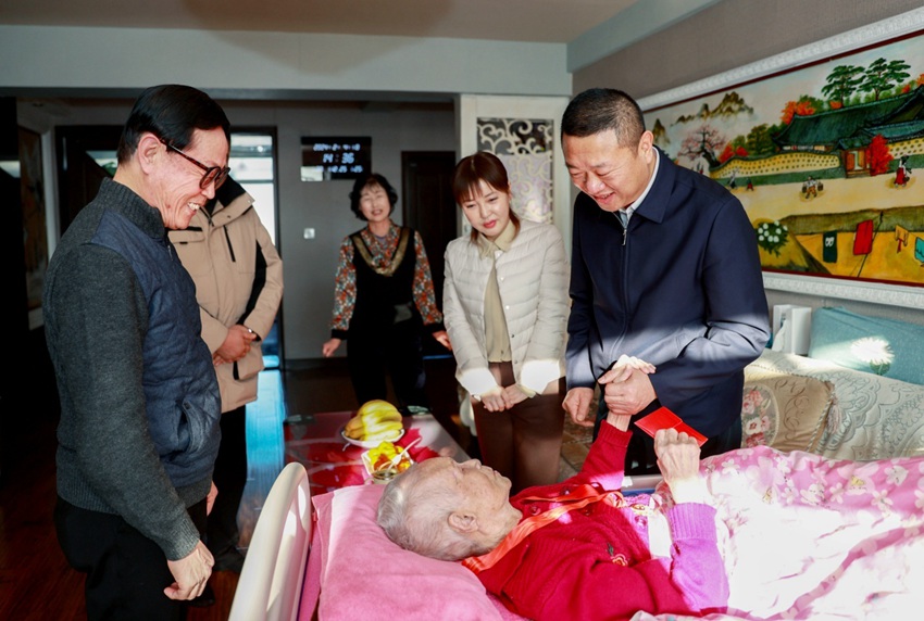 延邊州委常委、延吉市委書記趙永浩慰問優撫對象金明淑